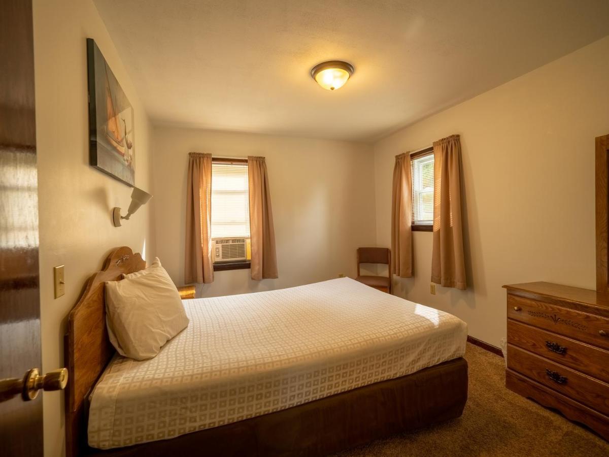 Lake 'N Pines Motel 库珀斯敦 外观 照片
